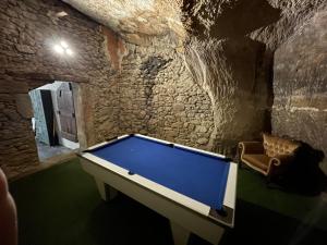 Zimmer mit einem Billardtisch in einer Höhle in der Unterkunft JC's House of Happiness in Cabrières-dʼAigues