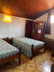 ein Schlafzimmer mit zwei Betten und einer Holzdecke in der Unterkunft Good Sucess Country House - Casa de Campo Bom Sucesso in Soure
