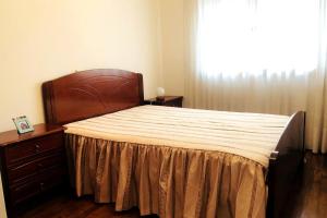 ein Schlafzimmer mit einem Bett und einem Fenster in der Unterkunft Good Sucess Country House - Casa de Campo Bom Sucesso in Soure