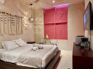 - une chambre avec un grand lit et une fenêtre rouge dans l'établissement Hotel-Style Stay with Pool, à Mérida