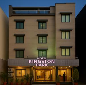 un bâtiment de l'hôtel Kingdom Park avec un panneau de l'hôtel Kingdom Park dans l'établissement Hotel Kingston Park, Karol Bagh, New Delhi - 2 Mins from Metro, à New Delhi