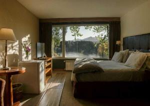 Giường trong phòng chung tại Puerto Manzano Suites and Glamping by Visionnaire