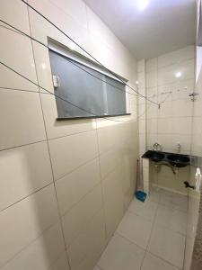 a bathroom with a sink and a window on the wall at Sua Casa em MSP in Morro de São Paulo