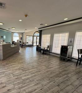 ジョージタウンにあるCapital O Georgetown TX I 35の椅子、テーブル、窓が備わる空きロビー