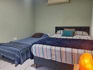 zwei Betten stehen nebeneinander in einem Schlafzimmer in der Unterkunft Be-Pe in Oberá