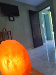 Una naranja sobre una mesa en una habitación. en Be-Pe, en Oberá 5 fotos más