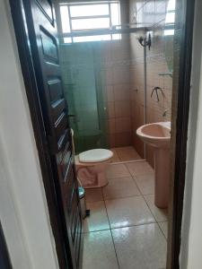 a bathroom with a toilet and a sink at Ilha do Mosqueiro Família in Belém +4 photos