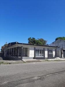 an old building on the side of a street at Ilha do Mosqueiro Família in Belém