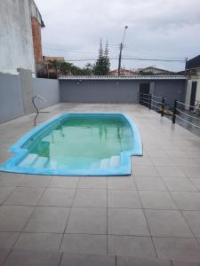 a swimming pool on the roof of a house at Ilha do Mosqueiro Família in Belém