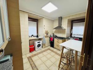 une cuisine avec un évier et une cuisinière four supérieur dans l'établissement Acogedor apartamento equipado parque natural Aitzgorri-Aratz, à Araya 12 autres photos