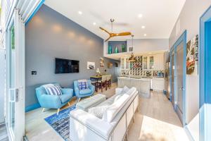 sala de estar con muebles blancos y cocina en Island Retreat, en Key West