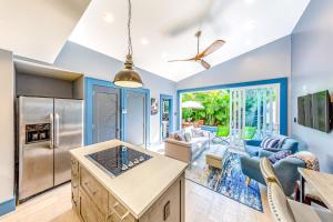 cocina y sala de estar con paredes azules en Island Retreat, en Key West