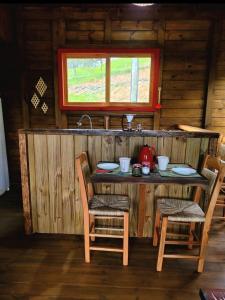 a wooden table with chairs and a sink in a cabin at Cabana Mirante do Caeté in Alfredo Wagner +24 photos
