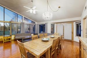 ein Esszimmer mit Tisch und Stühlen in der Unterkunft Lynx Cabin in Elden Pueblo