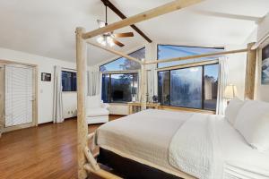 ein Schlafzimmer mit einem Bett und einem großen Fenster in der Unterkunft Lynx Cabin in Elden Pueblo