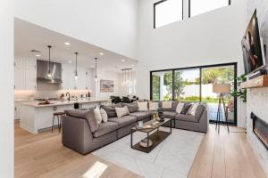 Μια τηλεόραση ή/και κέντρο ψυχαγωγίας στο Breeze - Sparkling Pool - Mins to Old Town