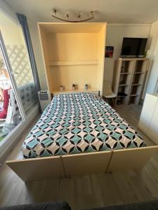 Ένα ή περισσότερα κρεβάτια σε δωμάτιο στο Appart familial tout confort sur le port du Cap +4 φωτογραφίες