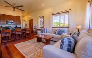 un salon avec un canapé et une table dans l'établissement Infinite Sea - 3 bed 2 bath Upper Unit Caye Caulker, à Caye Caulker