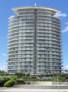 un grand immeuble avec de nombreuses fenêtres dans l'établissement Exclusivo depto "Sea&Forest" frente mar P7 Mansa! parada 7 mansa - Punta del este, à Punta del Este