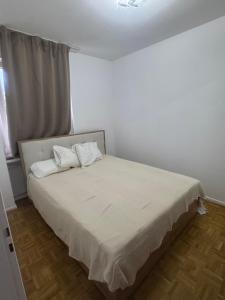 Postel nebo postele na pokoji v ubytování Downtown