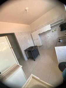 een keuken met een fornuis bij Dormitório Barreto in Bom Jesus da Lapa