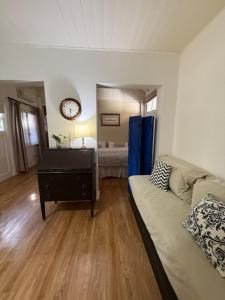 un salon avec un canapé et un miroir dans l'établissement La Petite Maison San Isidro, à San Isidro