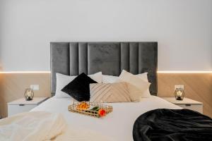 - un lit blanc avec un plateau de fruits dans l'établissement Sia North Green, à Voluntari 29 autres photos