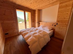 a bedroom with a bed in a room with a window at Chalet les 3 Montagnards - 200m des pistes in Montgenèvre