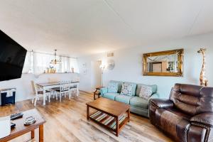 una sala de estar con un sofá y una mesa en Sea Palms 5C, en Fort Walton Beach