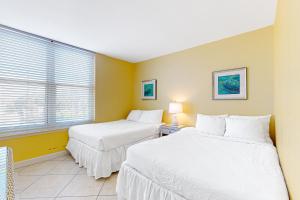 En eller flere senge i et værelse på Magnolia House at Destin Pointe 212 + 16 billeder