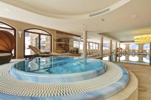 Bazén v ubytovaní Alpeiner - Nature Resort Tirol alebo v jeho blízkosti