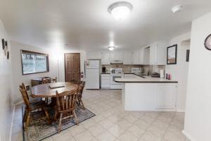 Kuchyň nebo kuchyňský kout v ubytování Echo Lake -Lower