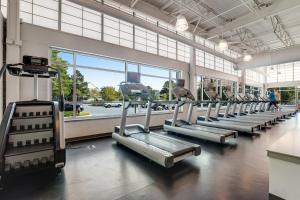 un gimnasio con filas de cintas de correr en un edificio en Sea Colony - 110 Chesapeake House Rd, en Sea Colony