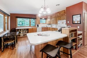 Kuchyň nebo kuchyňský kout v ubytování Echo Lake Upper + 7 fotografií