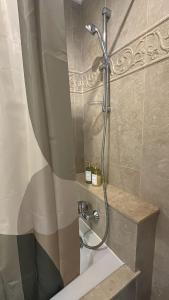 een douche in een badkamer met een douchegordijn bij Casa JOY in Casablanca