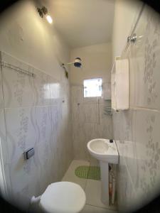 een badkamer met toilet en wastafel bij Dormitório Barreto in Bom Jesus da Lapa