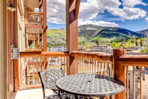 een tafel en stoel op een balkon met uitzicht bij Westgate Luxury Condo 4814, A Side in Park West Ski Area Heliport