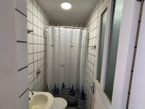 Koupelna v ubytování Apartamento a 350 m das praias de Areia Preta e das Castanheiras com dois quartos e duas varandas TV Wi-Fi dois elevadores sol da manhã garagem cozinha completa com airfryer micro-ondas sanduicheira e chaleira elétrica próximo a bancos mercados restaurant + 7 fotografií