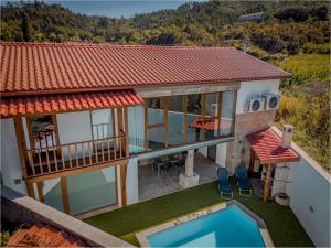 an aerial view of a house with a swimming pool at Jardim da Celeste in Campia