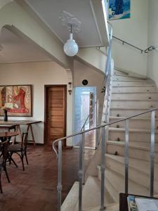 Una escalera en una casa con mesa y comedor en Hotel Pousada Acácia da Barra, en Salvador