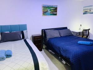 a bedroom with two beds next to a desk with a desk at Bloom Court -Sleeps 6-Free Parking with Workspace & High-Speed WiFi in Birmingham