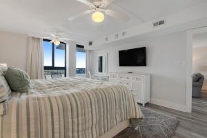 Un dormitorio con una cama y un televisor de pantalla plana. en Sea Colony - 104 Chesapeake House Rd, en Sea Colony 42 fotos más