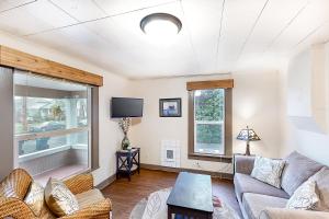 ein Wohnzimmer mit Sofa und Fernseher in der Unterkunft Craftsman Cottage in Springfield