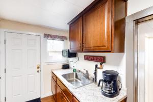 eine Küche mit Spüle und Holzschränken in der Unterkunft Craftsman Cottage in Springfield + 12 Fotos