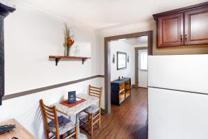 eine Küche mit Tisch und Kühlschrank in der Unterkunft Craftsman Cottage in Springfield