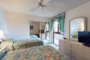Un dormitorio con dos camas y un televisor de pantalla plana. en Sea Colony - 201 Chesapeake House Rd, en Sea Colony 42 fotos más