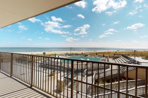 un balcón con vista a la playa en Sea Colony - 201 Chesapeake House Rd, en Sea Colony