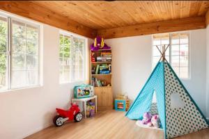La PalmaにあるCA1 Fun And Central Home with Saunaの青いテントのある遊び場のある部屋