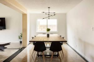 La PalmaにあるCA1 Fun And Central Home with Saunaのテーブルと椅子のあるダイニングルーム
