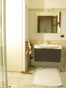 La salle de bains est pourvue d'un lavabo et d'un miroir. dans l'établissement Agli Abbaini, à Vérone